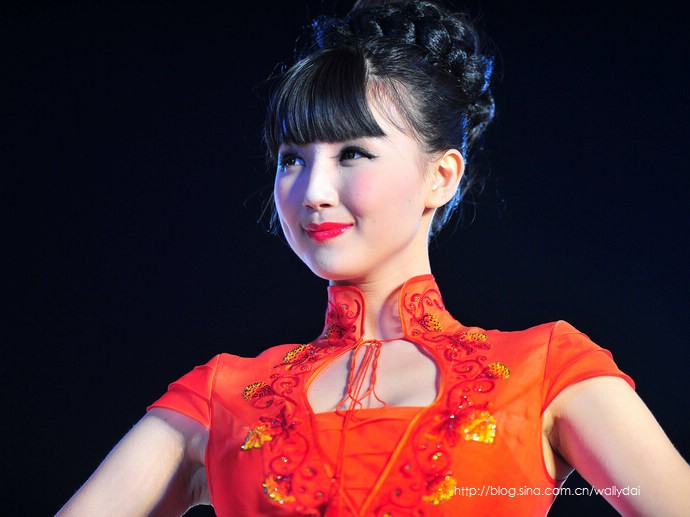 Hoàng Du Đình đẹp rực rỡ trong đêm chung kết Hoa hậu thế giới Trung Quốc lần 62